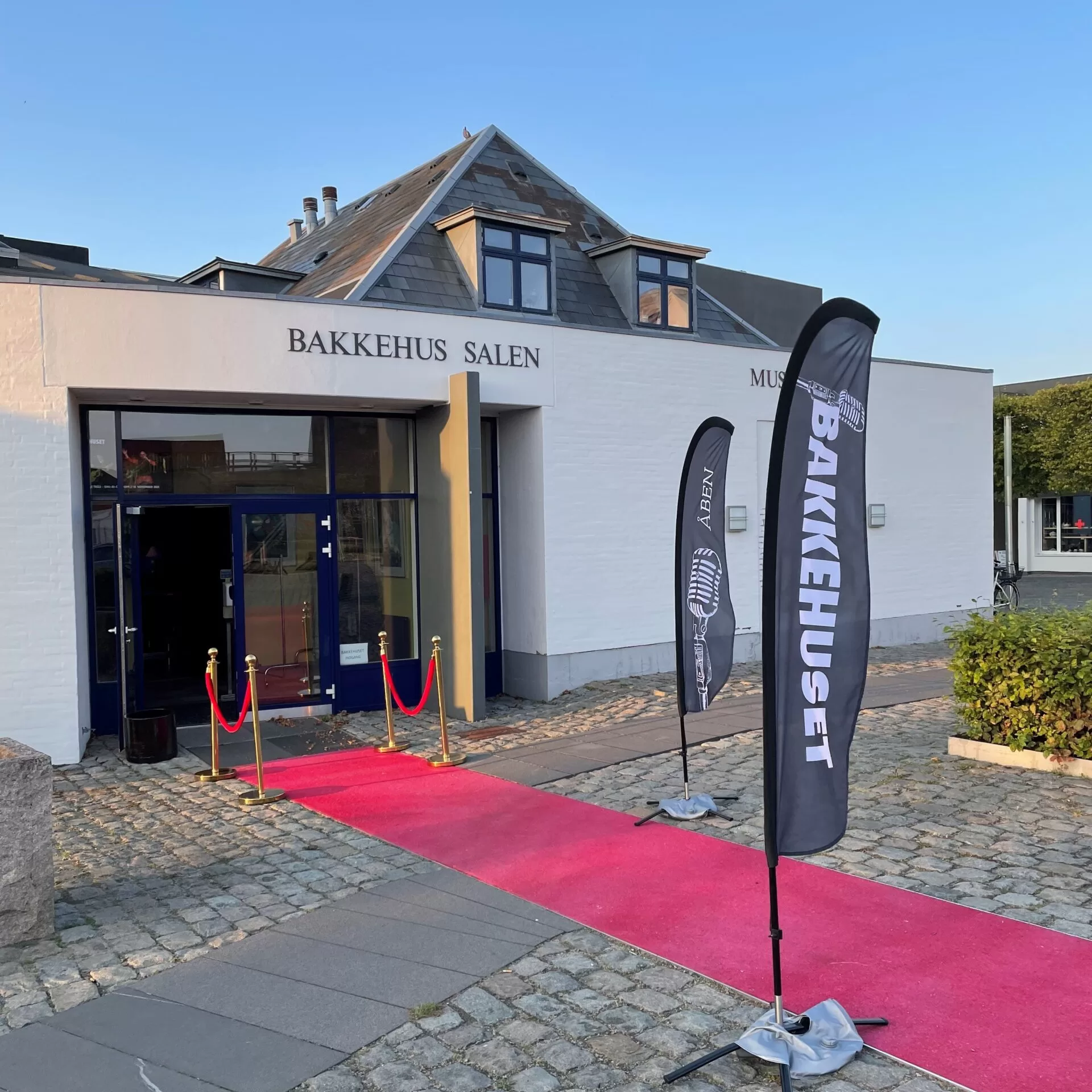 Bakkehuset-indgang-roed-loeber