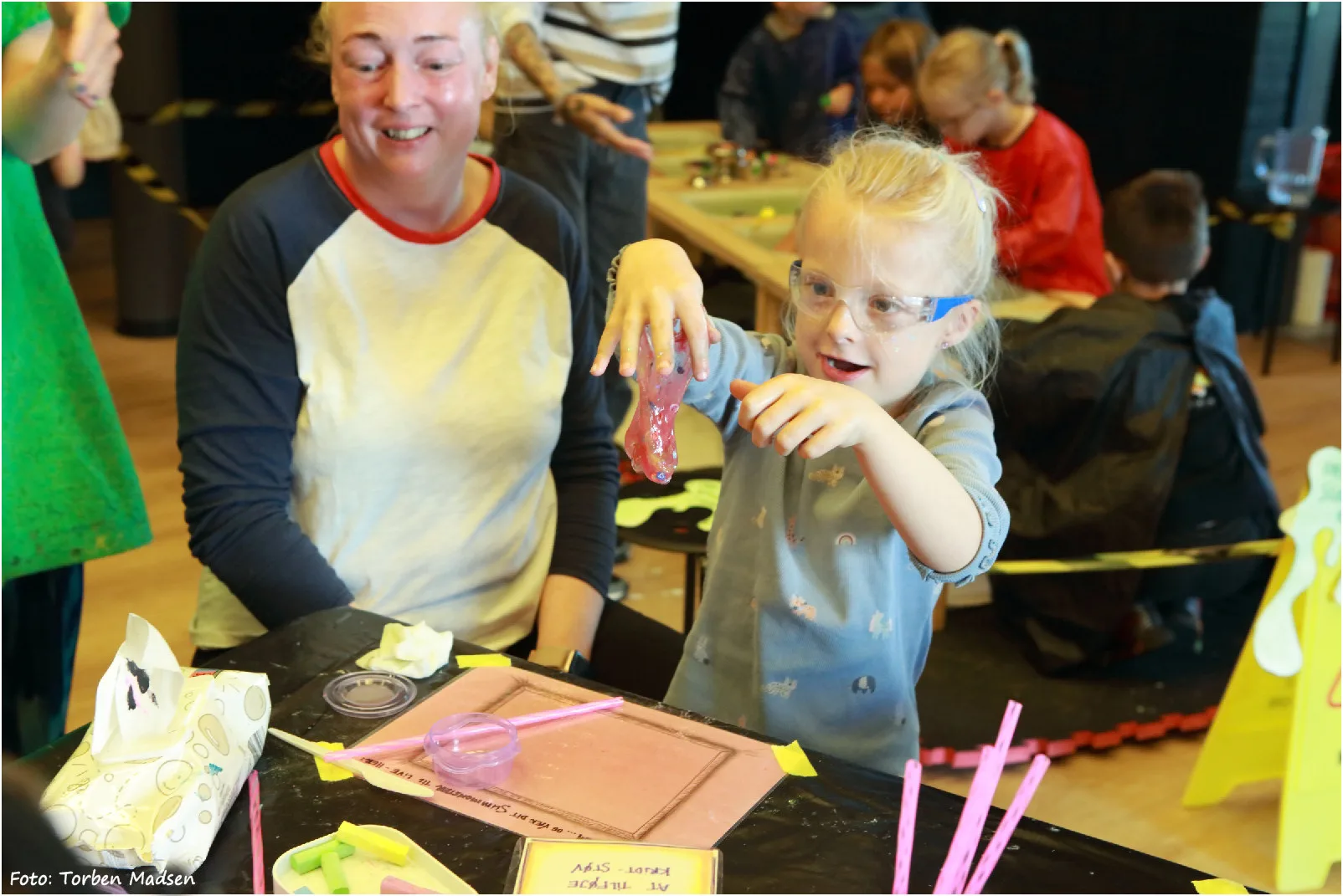 Kreadag for hele familien i bakkehuset med kreaunger