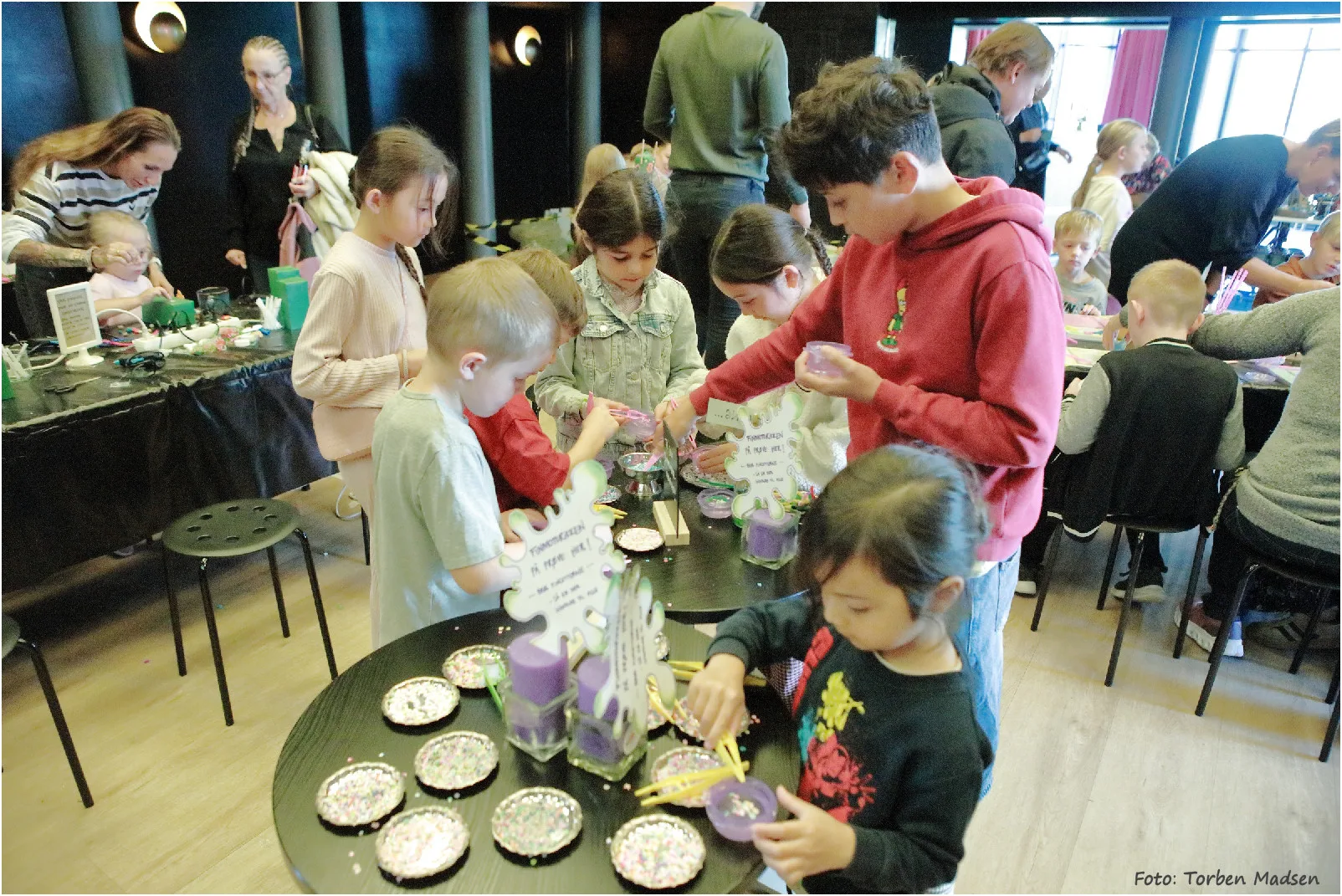 Kreadag for hele familien i bakkehuset med kreaunger